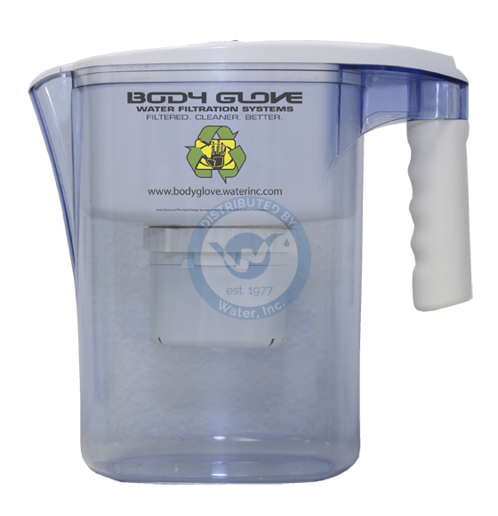 Carafe filtrante portable Body Glove à corps transparent, avec poignée blanche et cartouche filtrante interne